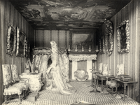 221720 Afbeelding van de slaapkamer met de vrouw des huizes voor de toilettafel, in het 17e eeuwse poppenhuis, ...